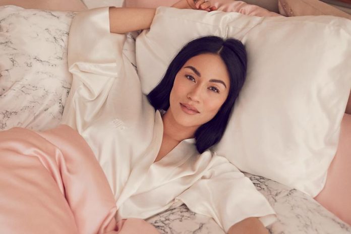 Do Silk Pillowcases Help Hair? Here's the Truth